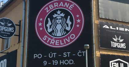 Pražská prodejna zbraní využila logo Starbucks